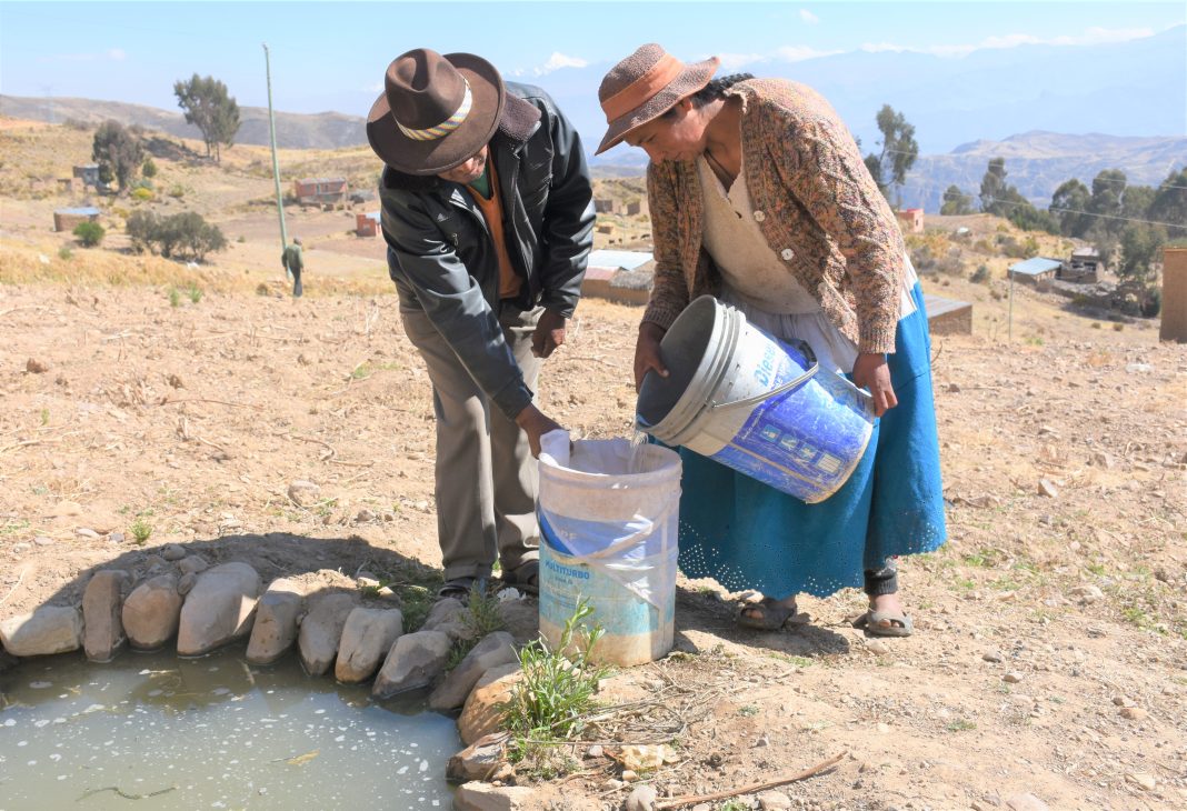 En el Atiplano de Bolivia, hay gente que filtra el agua de pozo con un trapo