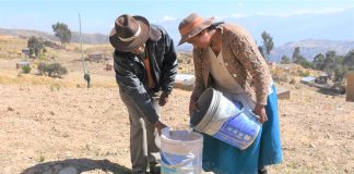 En el Atiplano de Bolivia, hay gente que filtra el agua de pozo con un trapo