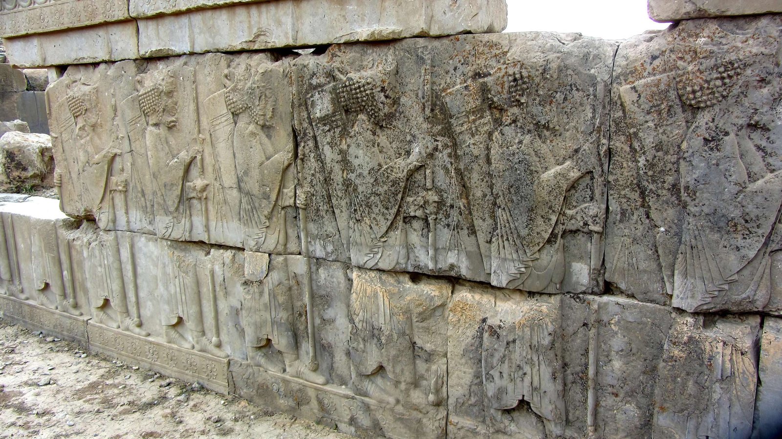 Describen una nueva especie de liquen que amenaza los monumentos de Persépolis