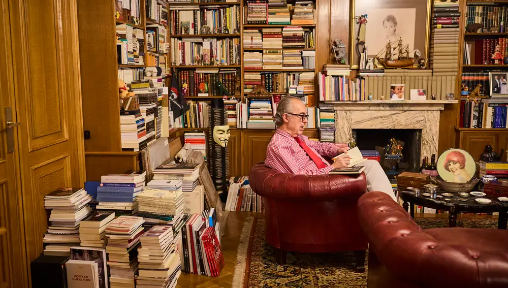 Luis Alberto de Cuenca, parásito de invenciones literarias