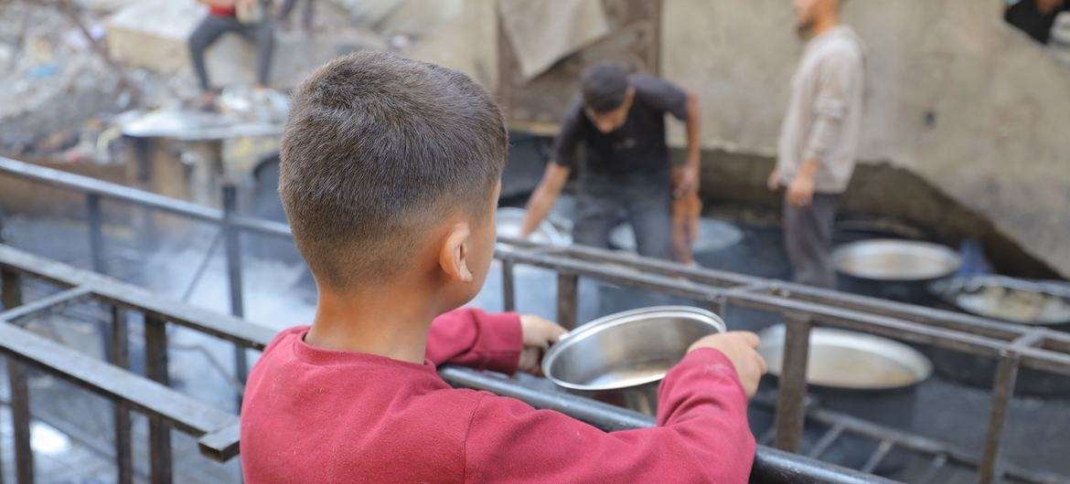 Gaza: El asesinato por soldados israelíes de personas buscando comida constituiría un crimen de guerra