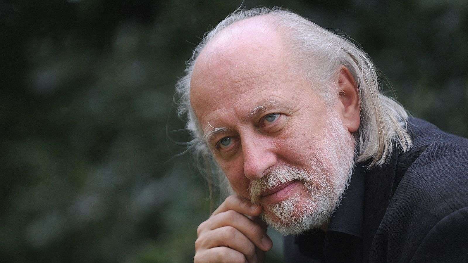 László Krasznahorkai: el alquimista del lenguaje que convirtió el colapso en eternidad