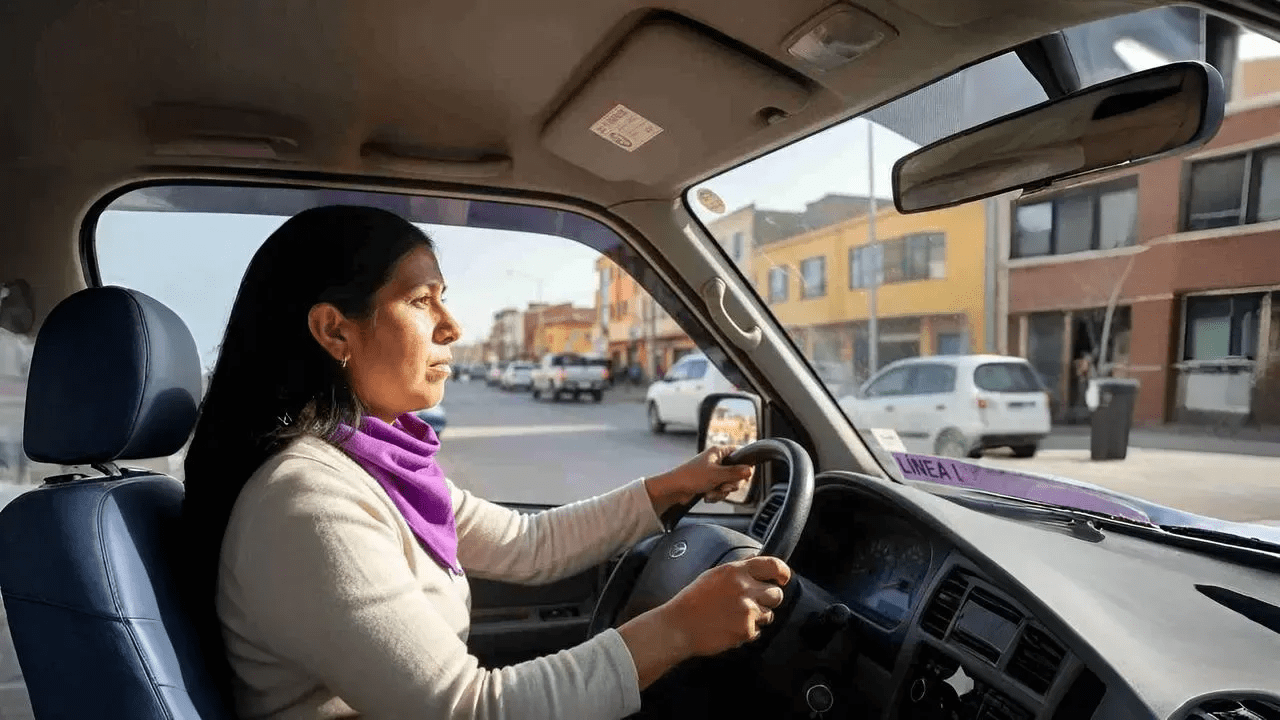 Bolivianas al volante: entre el trabajo, el acoso y la resistencia