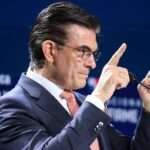 En el taller del relojero Alejandro Céspedes