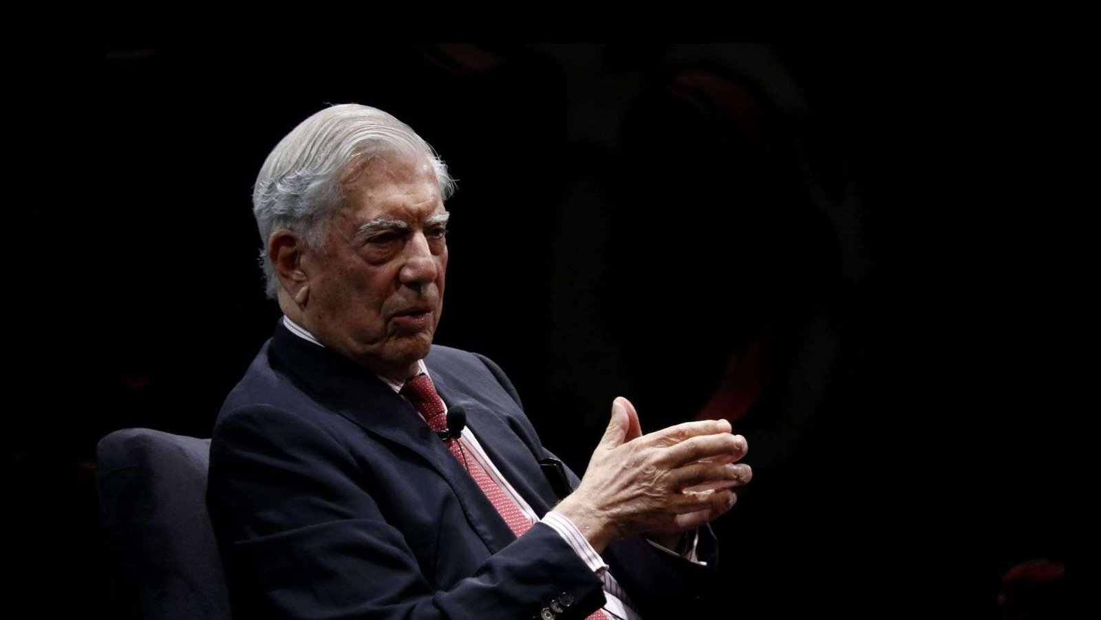 La palabra incendiada: Vargas Llosa y la resistencia de la literatura