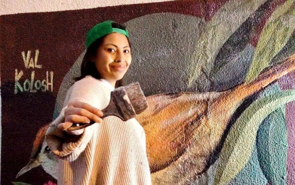 La artista Val Kolosh regala murales y reflexiones en favor del medio ambiente boliviano