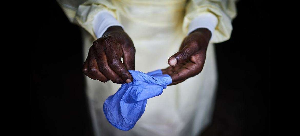 En menos de 24 horas, la OMS envía 12 toneladas de suministros de emergencia para frenar el avance del ébola en la RDC