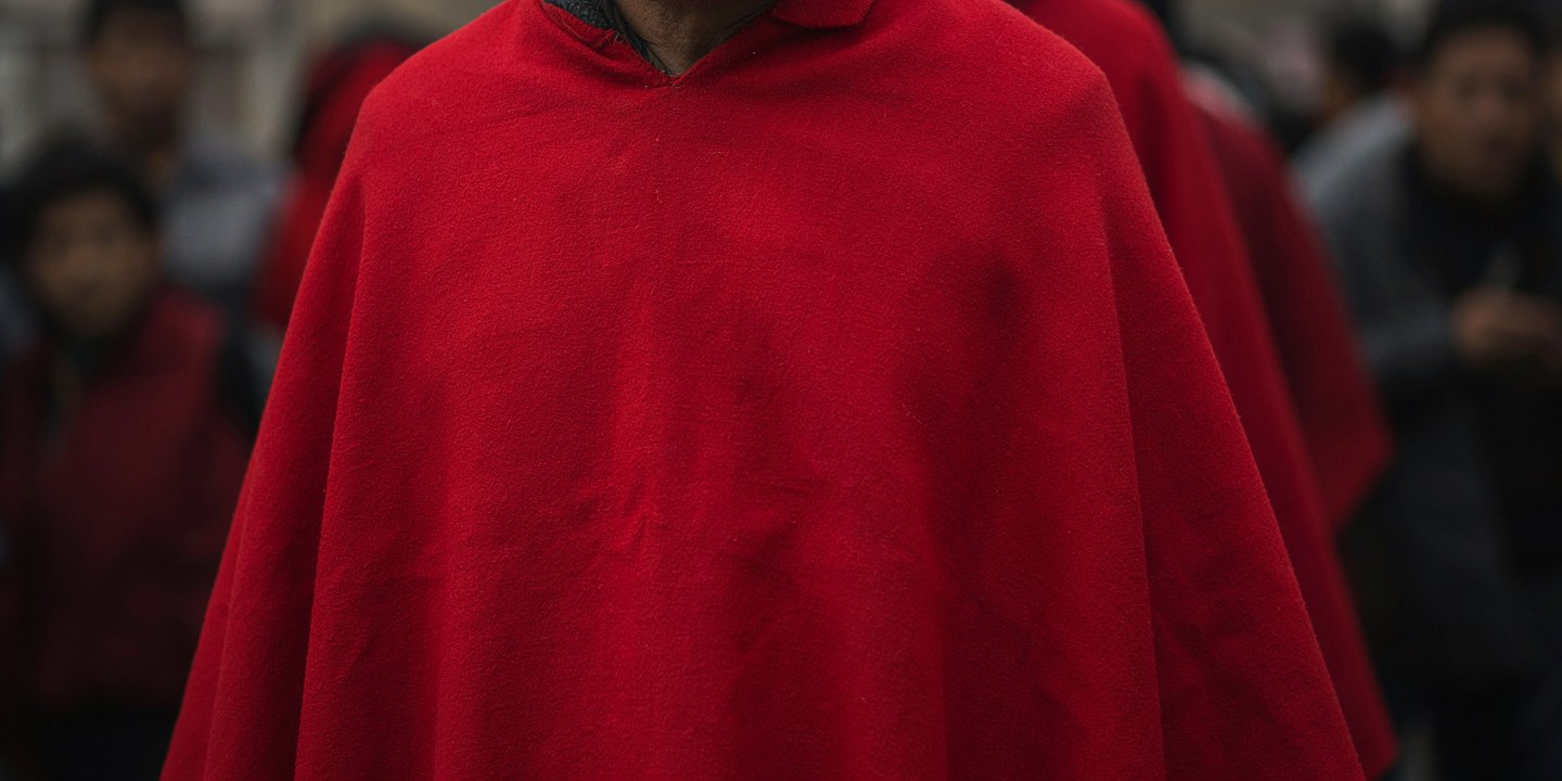 El secreto detrás del poncho carmín